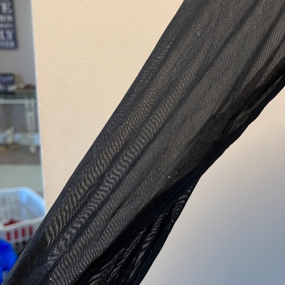 NWT black crop plunge neck top with mesh sleeves - Picture 2 of 4